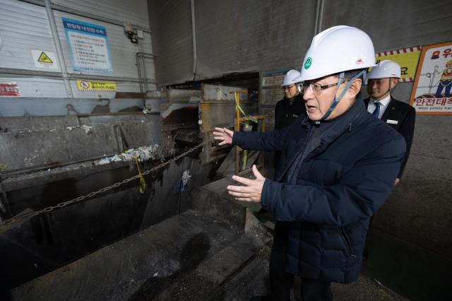 김성환 기후에너지환경부 장관이 29일 경기도 안산시 소재 생활폐기물 중계처리시설을 찾아 수도권 생활폐기물 직매립금지 시행에 대비해 처리계획을 점검하고 관련 시설을 살펴보고 있다사진기후에너지환경부