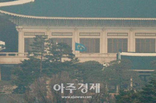 [포토] 봉황기 게양된 청와대