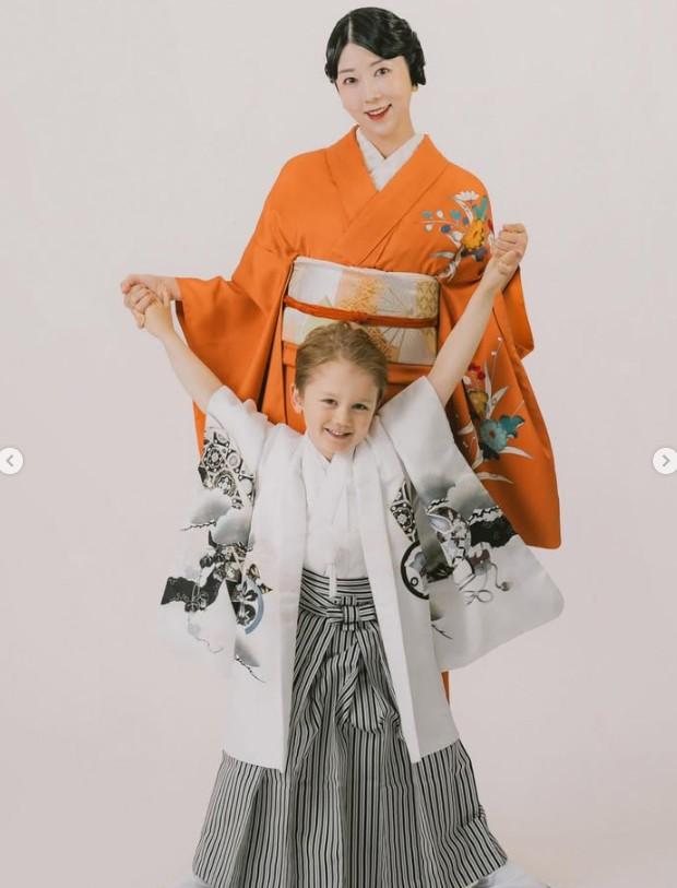 [슬라이드 #SNS★] 사유리, 아들 젠과 기모노 가족사진 보니