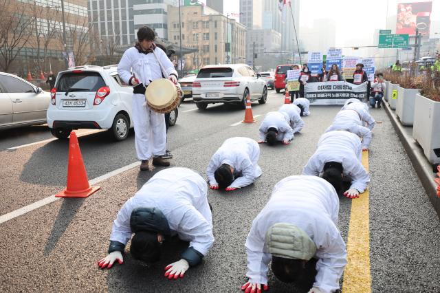 Job security demands shadow S. Korean president's return to Blue House