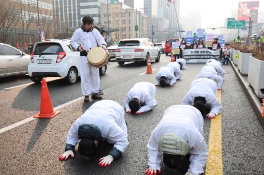 Job security demands shadow S. Korean presidents return to Blue House