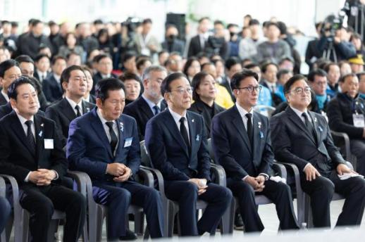 12·29 여객기 참사 1주기 추모식…유가족 책임 반드시 물어야