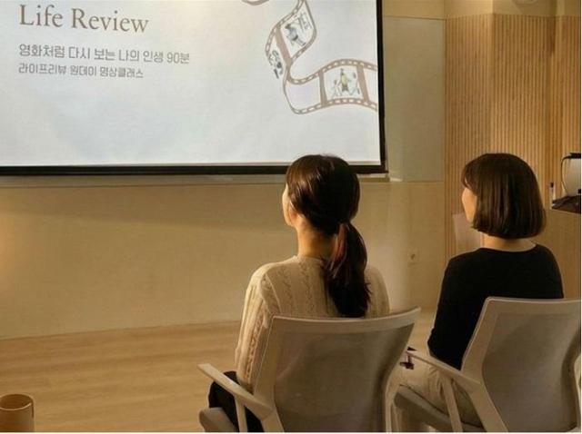 중장년층 뿐만 아니라 2030세대에게도 큰 호응을 얻고 있는 90분간의 명상 체험 ‘라이프 리뷰’ 원데이 클래스는 전국 각지의 마음수련 센터에서 열리고 있다 사진라이프 리뷰