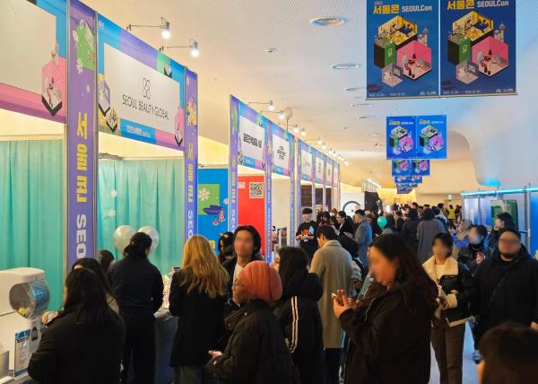 서울 동대문디자인플라자DDP 아트홀 1관에서 진행된 서울콘에서 참가자들이 각 부스를 둘러보고 있다 사진홍승완 기자