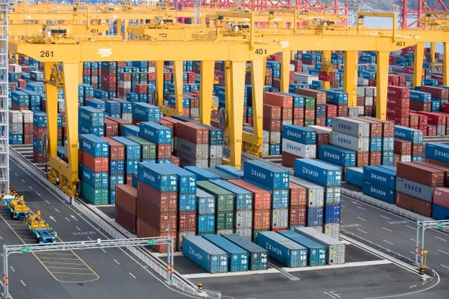 반도체 '슈퍼사이클'에 수출 첫 7000억 달러 돌파…내수와 온도차는 여전