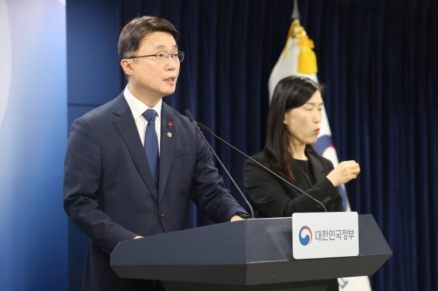 KT 역대급 서버 해킹…정부 전 이용자 위약금 면제 요구
    서울연합뉴스 서대연 기자  류제명 과학기술정보통신부 제2차관이 29일 서울 종로구 정부서울청사에서 KTㆍLGU+ 침해사고 조사 결과를 브리핑하고 있다 
    과기정통부는 이날 브리핑에서 해킹 방지를 소홀히 해 이용자에게 안전한 통신 서비스를 제공할 의무를 다하지 못한 책임을 물어 KT에 전 이용자를 대상으로 위약금 면제 조치를 할 것을 요구했다 20251229    dwiseynacokr2025-12-29 145309
