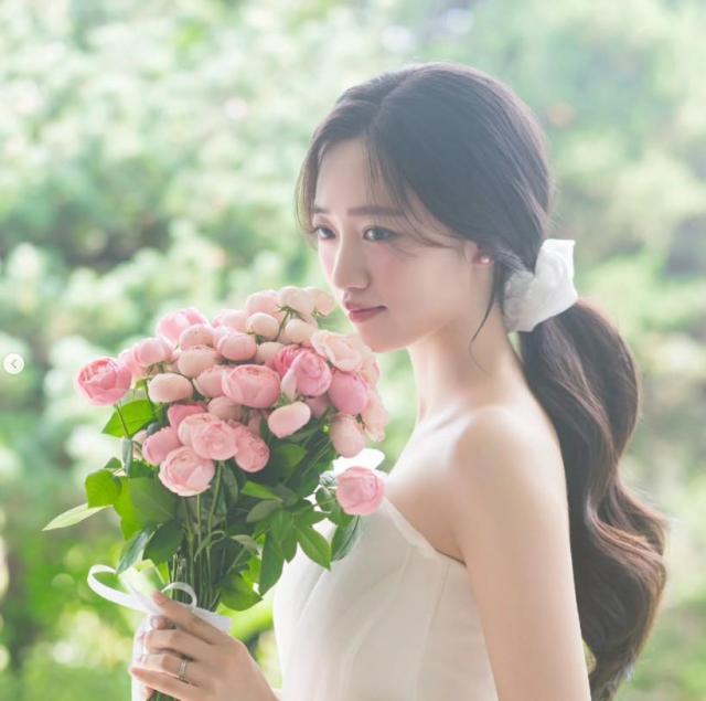 [슬라이드 SNS] "내년 3월 결혼한다"…배우 한보배, 웨딩사진 보니