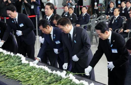 李, 1330일 만에 청와대 출근…첫 일정으로 안보 대응 점검