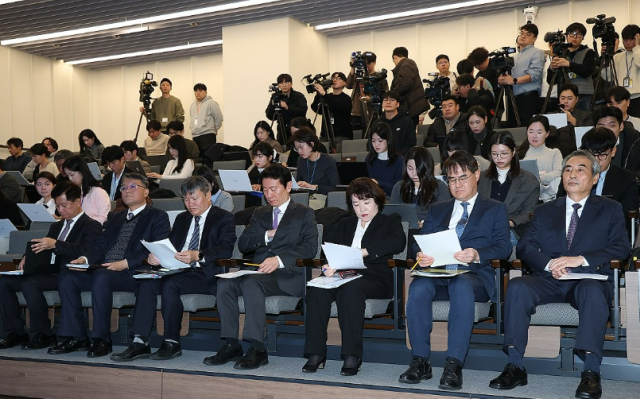 민중기 특별검사와 특검보가 29일 서울 종로구 KT광화문빌딩 웨스트빌딩 브리핑실에서 열린 최종 브리핑에 참석해 있다 왼쪽부터박노수 김경호 문홍주 박상진 오정희 김형근 특검보 민 특검 사진연합뉴스 