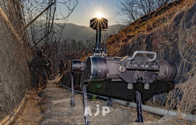 Soldiers of the Army’s 5th Infantry Division conduct a detailed inspection of the barbed-wire fence alongside a quadrupedal robot under trial deployment AJP Yoo Na-hyun