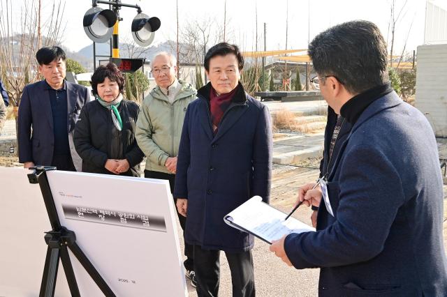 29일 조규일 진주시장이 남문산역 공원 조성 현장을 점검하고 있는 모습사진진주시