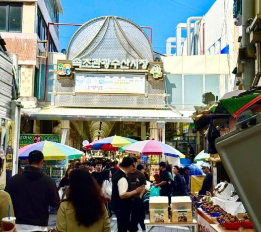 Chợ du lịch hải sản Sokcho trở thành điểm đến nội địa Hàn Quốc được yêu thích nhất năm của du khách