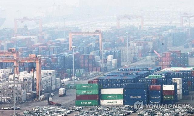 경기도 평택항에 컨테이너가 쌓여 있는 모습 사진연합뉴스