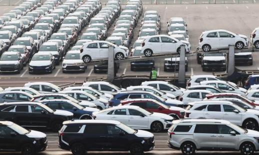 [Tổng kết 2025] ⑤ Ô tô: Vượt bão thuế quan Mỹ, tái định vị bằng Hybrid và công nghệ tương lai