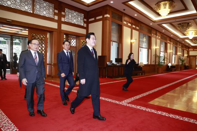 이재명 대통령이 29일 대통령실 이전 작업이 마무리된 청와대 본관으로 첫 출근하고 있다 사진연합뉴스