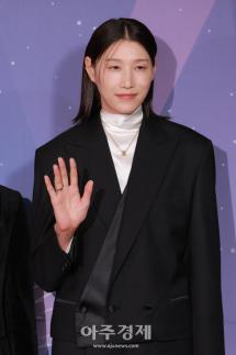 [포토] 김연경 감독, 여자 신인상 수상 (2025 MBC 방송연예대상)