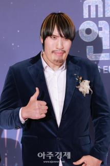 [포토] 최홍만, 남자 신인상 수상 (2025 MBC 방송연예대상)