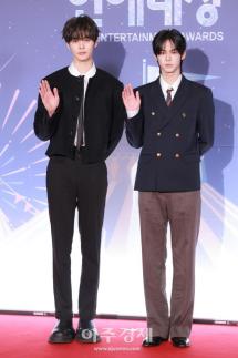 [포토] 레드카펫 밟는 ​​​​​​​쇼! 음악중심 MC (2025 MBC 방송연예대상)