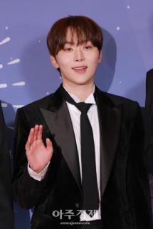 [포토] 부승관, 핫이슈상 수상 (2025 MBC 방송연예대상)