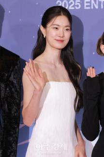 [포토] 옥자연, 여자 베스트 엔터테이너상 수상 (2025 MBC 방송연예대상)