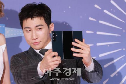 [포토] 삼성 트라이폴드로 셀피 찍는 유세윤 (2025 MBC 방송연예대상)