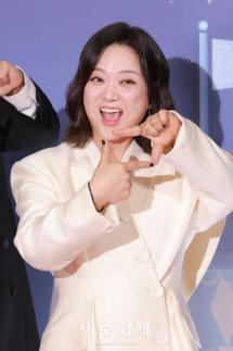 [포토] 김숙, 여자 최우수상 수상 (2025 MBC 방송연예대상)