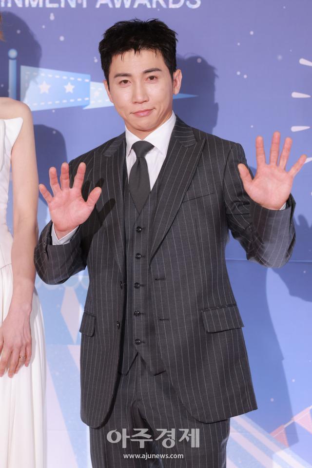 [포토] 유세윤, '남자 최우수상' 수상 (2025 MBC 방송연예대상)