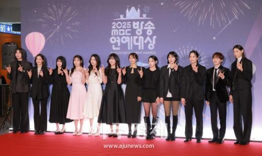 [포토] 신인감독 김연경, 시청자가 뽑은 올해의 예능 프로그램상 수상 (2025 MBC 방송연예대상)