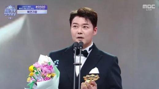 달라진 모습 보여주겠다…링거 논란 전현무, 수상 무대서 90도 사과