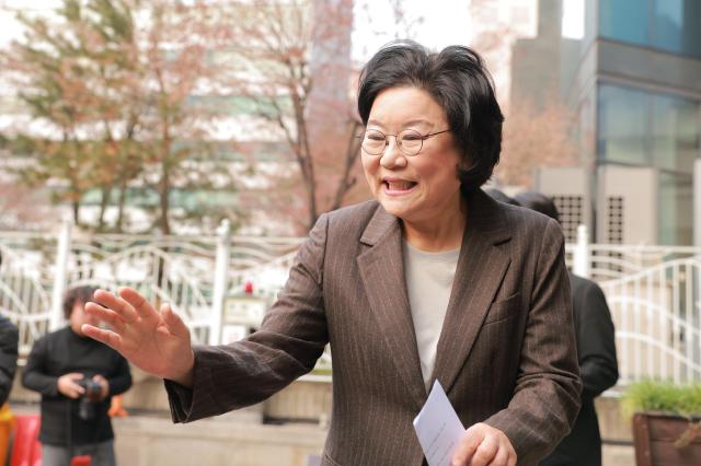 이혜훈 기획예산처 장관 후보자가 29일 오전 서울 중구 예금보험공사에 마련된 인사청문회 준비 사무실로 들어서며 취재진에게 인사하고 있다 20251229 사진유대길 기자 dbeorlf123ajunewscom