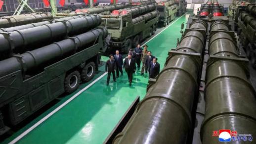 김정은, 방사포 생산공장 시찰…포 무기체계 혁명 일으켜야