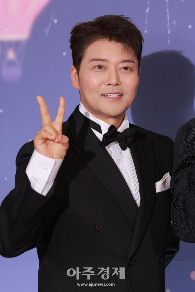 나 혼자 산다 전현무가 29일 오후 서울 마포구 MBC 미디어센터 공개홀에서 열린 2025 MBC 방송연예대상 레드카펫 행사에 참석해 포즈를 취하고 있다 20251229사진유대길 기자 dbeorlf123ajunewscom