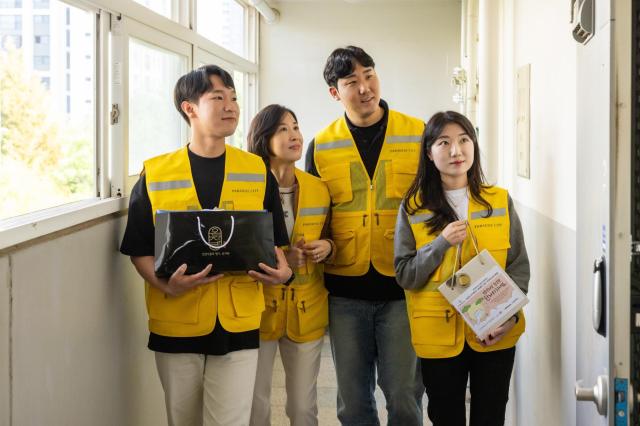 효孝드림 봉사활동에 참여한 파라다이스 임직원들이 지역사회 어르신들을 방문하고 있다 사진파라다이스그룹