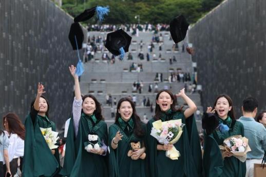 韩国高校毕业生就业率失守70%大关 留学生就业率同比大幅跃升