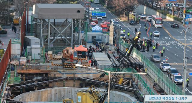 18일 서울 여의도역 신안산선 공사 현장에서 철근이 무너져 노동자 7명이 매몰되는 사고가 발생했다 이날 사고로 작업자 1명이 심정지 상태로 이송됐으며 2명이 경상을 입었다 사진연합뉴스