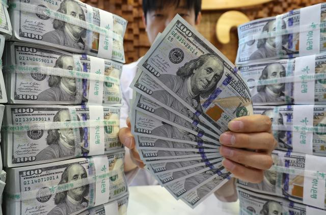 서울 중구 하나은행 위변조대응센터에서 직원이 달러화를 정리하는 모습 사진연합뉴스
