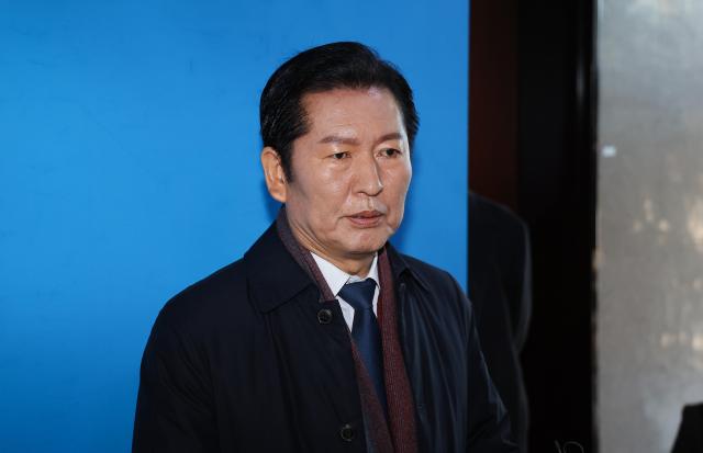 정청래 더불어민주당 대표가 30일 서울 여의도 국회에서 김병기 원내대표의 사퇴와 관련해 입장을 밝히고 있다 사진연합뉴스