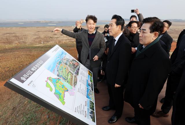 장동혁 국민의힘 대표가운데가 지난 29일 오후 전남 현안 사업 현장인 해남군 산이면 솔라시도를 시찰하고 있다 사진연합뉴스