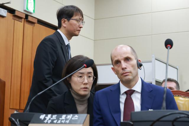 답변 마치고 자리로 돌아가는 박대준 전 쿠팡 대표
    서울연합뉴스 신현우 기자  30일 국회에서 열린 쿠팡 침해사고 및 개인정보 유출 불공정 거래 노동환경 실태 파악과 재발 방지 대책 마련을 위한 청문회에서 박대준 전 쿠팡 대표이사가 의원 질의에 답한 뒤 자리로 돌아가고 있다 오른쪽은 해롤드 로저스 쿠팡 대표이사 20251230
    nowwegoynacokr2025-12-30 120210
저작권자 ⓒ ㈜연합뉴스 무단 전재 재배포 금지 AI 학습 및 활용 금지저작권자 ⓒ ㈜연합뉴스 무단 전재 재배포 금지 AI 학습 및 활용 금지