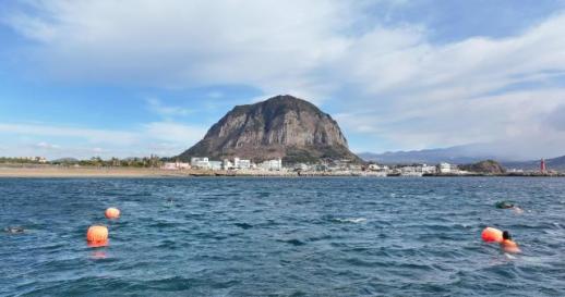 济州海女下海捕捞