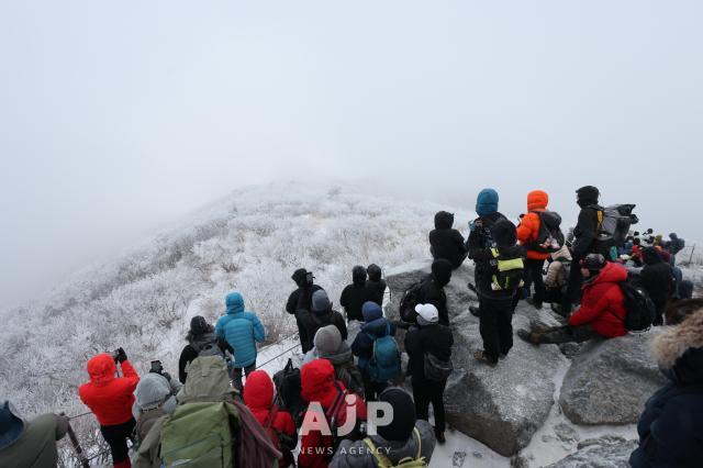 설악산 대청봉 일출을 기다리는 등산객들 AJP Cho Bo-hee
