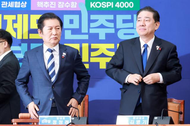 더불어민주당 정청래 대표와 김병기 원내대표가 지난 24일 국회에서 열린 최고위원회의에 참석하고 있다사진연합뉴스