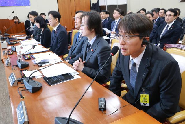  30일 국회에서 열린 쿠팡 침해사고 및 개인정보 유출 불공정 거래 노동환경 실태 파악과 재발 방지 대책 마련을 위한 청문회에서 박대준 전 쿠팡 대표이사가 의원 질의에 답하고 있다 사진연합뉴스