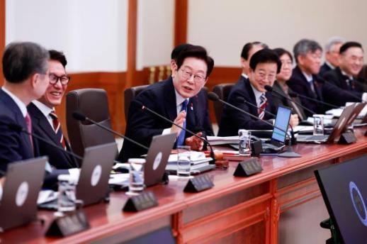 李, 청와대 복귀 후 첫 국무회의…국정 중심은 국민 원칙 더 단단히