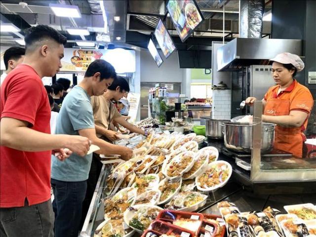 베트남 소매 시장의 새 물결... 쇼핑과 식사 결합 '슈퍼-푸드' 확산