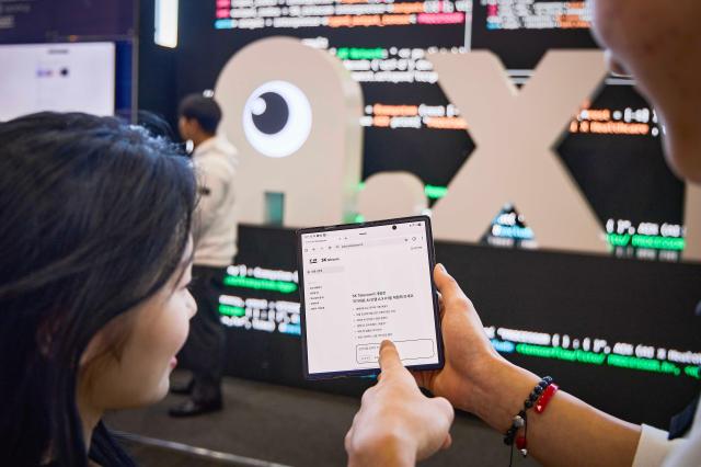 30일 서울 코엑스에서 열리는 과학기술정보통신부 주최 ‘독자 AI 파운데이션 모델 프로젝트 1차 발표회’에서 SKT 정예팀은 대국민 프리젠테이션을 통해 자사의 AI 모델인 AX K1을 공개한다 사진은 코엑스에 마련된 SK텔레콤 정예팀 체험공간을 찾은 방문자가 AX K1 모델을 사용하는 모습사진SKT