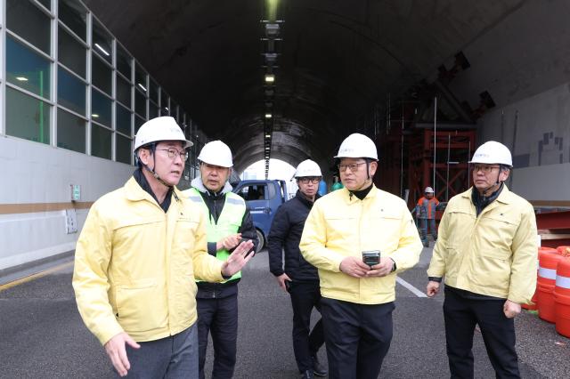 정명근 화성특례시장이 지난 24일 동탄숲 생태터널 긴급안전조치 현장을 찾아 공사 추진상황을 살피고 있다 사진화성시