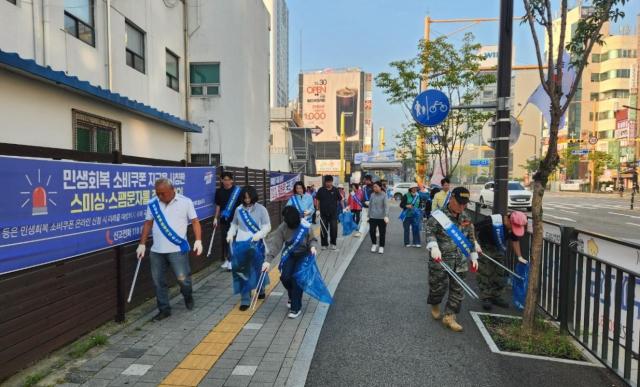 봉담읍 주민들이 대한민국 새단장 캠페인 일환으로 환경 정화 활동을 하고 있다 사진화성시