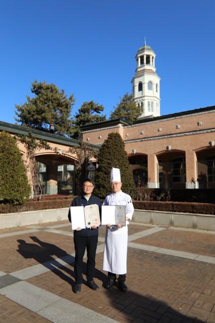 전신구 메이필드호텔 팀장왼쪽과 방상국 선임조리장이 기념촬영을 하고 있다 사진메이필드 호텔