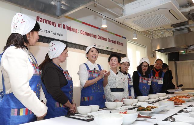 김혜경 여사, 종로장애인복지관서 배식 봉사…"자립 위해 지속적 노력"